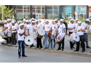 Başbakanı 300 Davul-zurnacı Karşıladı