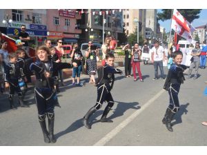 Rize’de En Hızlı Çay İçme Yarışması