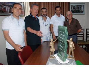 Ölen 15 Kişinin Anısına Heykel