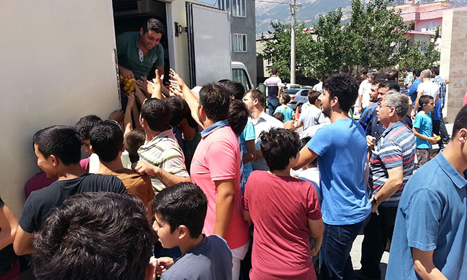 Çocuklar Cami Çıkışı Bayram Etti 