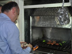Sağlık Bakanı Pişirdiği Köftenin Tadına Baktı