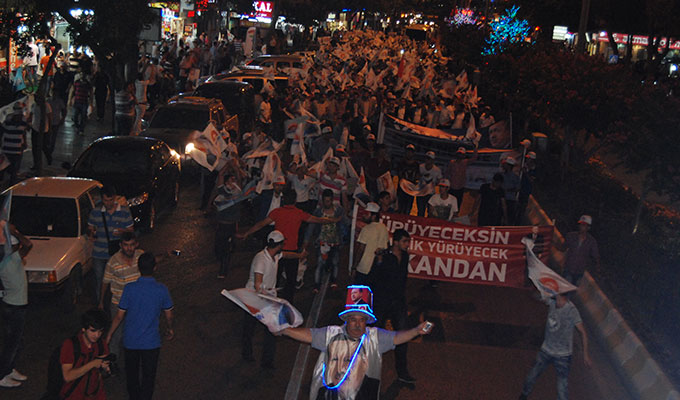 AK Gençlik Şehre Karnaval Havası Yaşattı