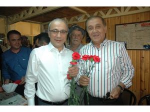 Bakan Chp’li Başkana Karanfil Verdi