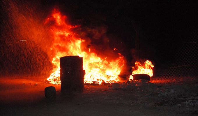 Alevler Geceyi Aydınlattı