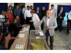 Meclis Başkanı Çiçek Oyunu Kullandı