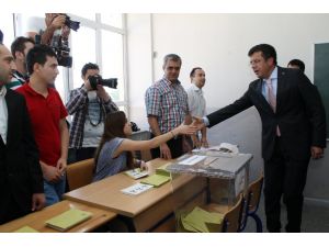 Bakan Zeybekci Oyunu Eşiyle Birlikte Kullandı