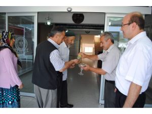 Seçmene Şeker Ve Kolonyalı Karşılama