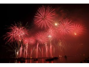 Cenevre’de Düzenlenen Havai Fişek Gösterisi İzleyenleri Büyüledi