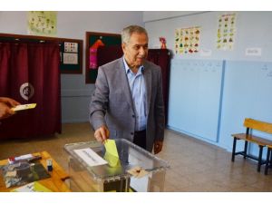 Arınç, Eşiyle Birlikte Oy Kullandı