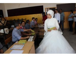 Oy Kullanmaya Gelinliği İle Geldi