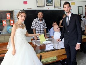 Sandığa Gelinliği İle Gitti