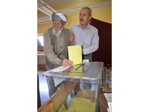 (Özel Haber) Türkiyenin En Yaşlı Seçmeni Oyunu Kullandı