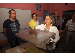 Büyükşehir Belediyesi Eşbaşkanları Kışanak Ve Anlı Oylarını Kullandı