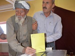 En Yaşlı Seçmen De Oy Kullandı