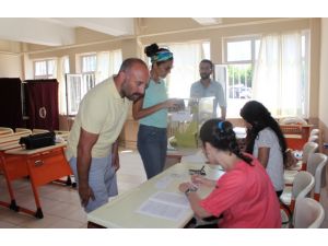 (Özel Haber) Bergüzar Korel İle Halit Ergenç Çifti Sandık Başında