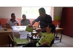20 Yaşındaki Engelli Sedef Babasının Yardımıyla Oyunu Kullandı