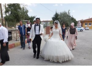 Evlenecek Çift, Oy Kullanmaya Gelinlik Ve Damatlıkla Gitti