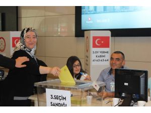 Gurbetçiler Havalimanında Oy Kullandı