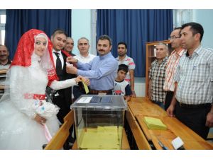 Sandık Başına Giden Gelin-damada Başkan’dan 200 Tl