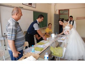 İskenderun’da Damat Düğün Öncesi Geline Oy Kullandırdı