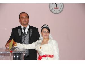 Gelinlik Ve Damatlıkla Oy Verdiler