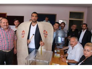 Oyunu, Çoban Kıyafeti Kepenek Giyerek Kullandı