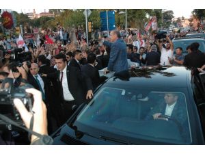 Evinden Çıkan Erdoğan Halkı Selamladı