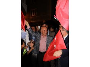 Başbakan Erdoğan’ın Cumhurbaşkanı Seçilmesi Erzurum’da Davul Zurnayla Kutlandı