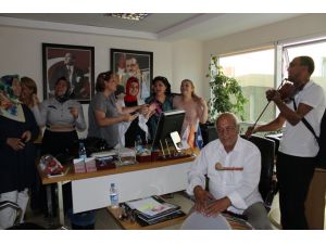 İzmir’de Kemanlı Davullu Seçim Kutlaması