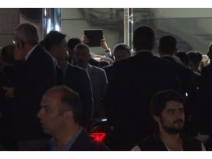 On Binler Balkon Konuşmasını Bekliyor