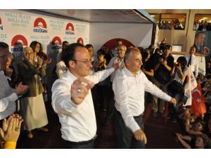 Denizli, Erdoğan’ın Zaferini Zeybek Oynayarak Kutladı