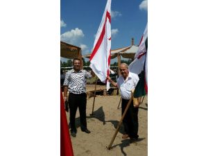 Kktc Bayrağı Macaristan’da Göndere Çekildi