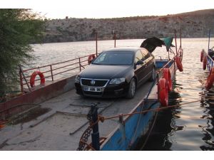 Arabanlı Sürücüler Fırat Nehri’nde Salla Araç Taşımacılığını Tercih Ediyor