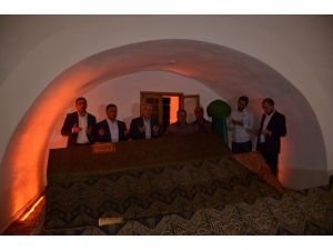 Erdoğan İçin Şeyh Edebali Türbesinde Şükür Duası