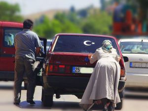 Arıza Yapan Otomobili Eşiyle Birlikte İtekledi