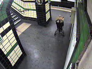 Metro Raylarına Düşen Bebek Son Anda Kurtarıldı