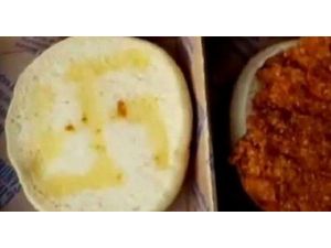 Hamburger Ekmeğinden Gamalı Haç İşareti Çıkınca Neye Uğradığını Şaşırdı