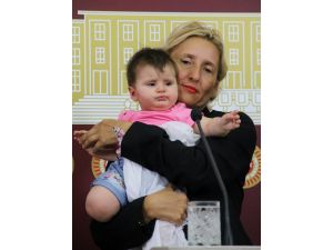 Bebekleri İle Cezaevine Girmeyi Bekliyorlar