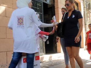 Suriyelilerden Teşekkürler Türkiye Bildirisi Ve Gül Dağıtımı