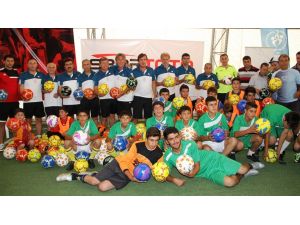 Futbol Ustaları Vanlı Gençlerle Halı Saha Maçı Yaptı