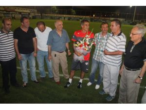 Mahalle Arkadaşları Şenol Güneş Çiçek Verdi