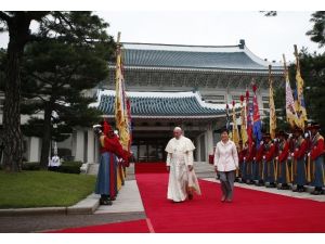 Füzeler Papa’nın Şerefine Miydi ?