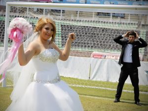Fanatik Çiftten Stadda Düğün Çekimi