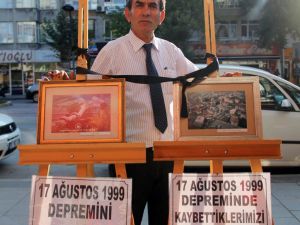 Depremi Unutturmamak İçin Her Yıl Fotoğraf Sergisi Açıyor