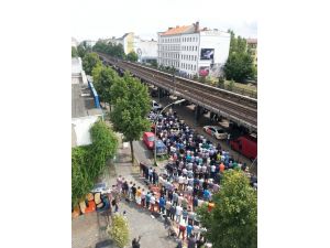 Berlin’de Yanan Mevlana Camisi Önünde Cuma Namazı Kılındı