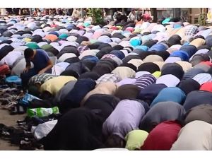 2 Bin Kişi Yanan Cami Önünde Cuma Namazı Kıldı