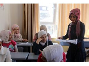 Suriyeli Çocuklar Türkçe Öğreniyor