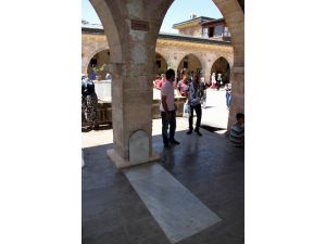 Ayaklar Altındaki Mezarın İlginç Hikayesi