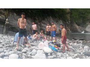 Rizeli Gençler Buz Gibi Dere Sularında Serinliyor