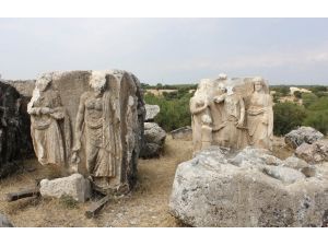 Antik Kentte Kabartmalı Mezar Bulundu